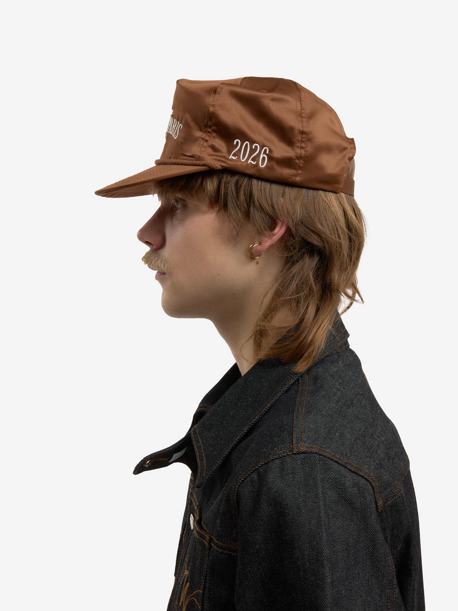 La casquette Odyssée en satin marron - Image 7