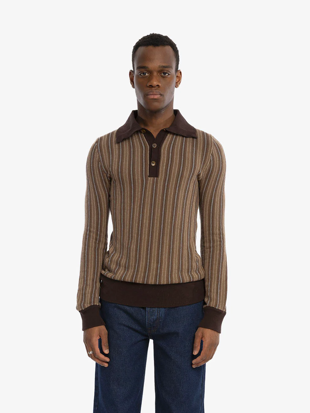 Le pull marron à manches longues